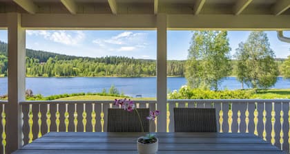 Emplacement ensoleillé et propriété du lac. 20 m jusqu'à votre propre rivage et jetée