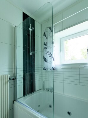 Shower, jetted bath, hair dryer - Idyllic sunny lakeside location with only 20 m to the private jetty and boat. (Gunnarskog)