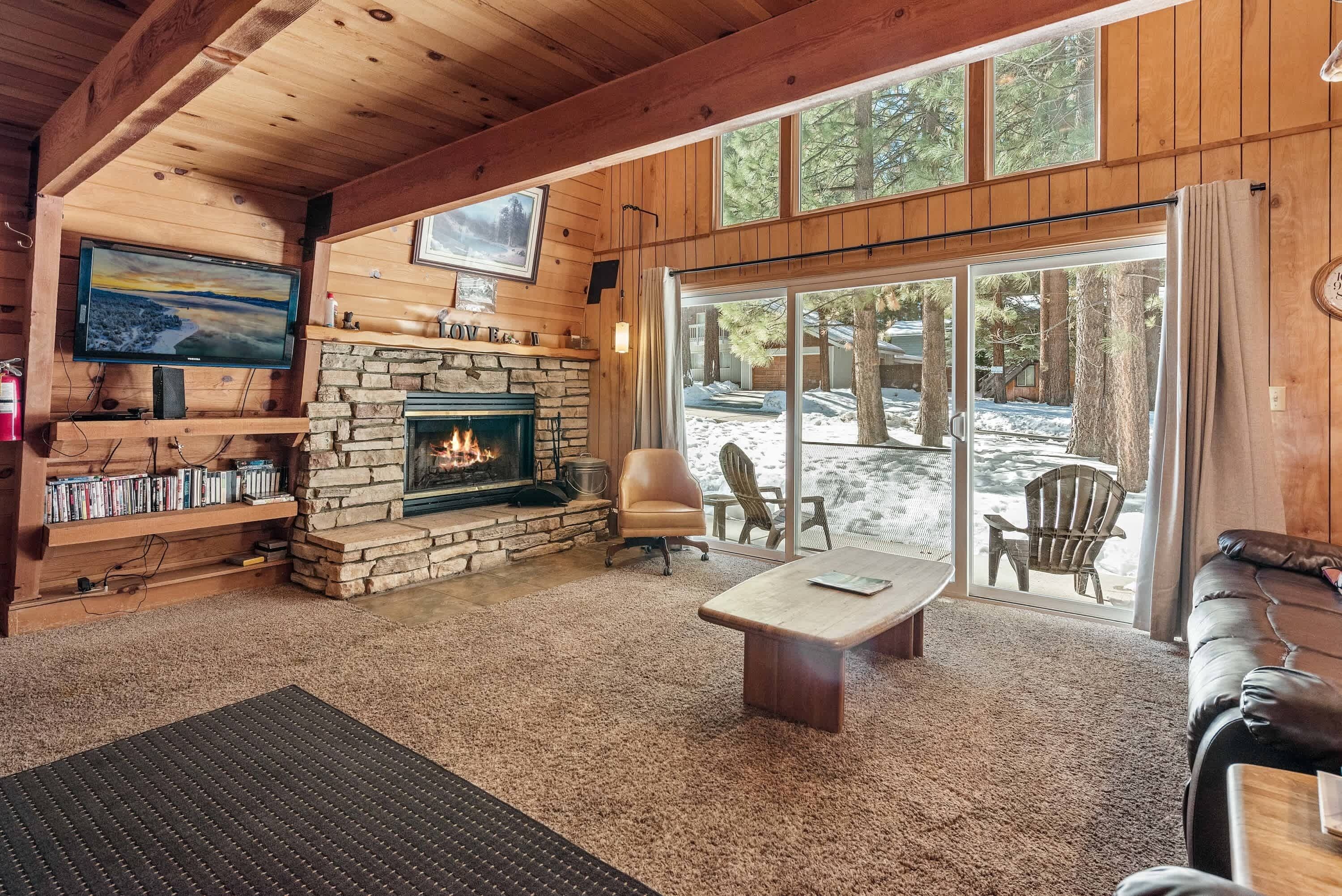 テレビ、暖炉、DVD プレーヤー、ステレオ