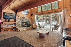 Fernseher, Kamin, DVD-Player, Stereoanlage