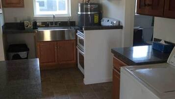 Fridge, oven, stovetop, coffee/tea maker