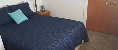 2 عدّة غرف نوم ومكواة/لوح كي وواي فاي مجانًا وملاءات أسرّة