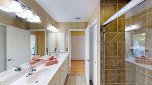 Combined shower/bathtub, hair dryer, shampoo - 4851 Estero Blvd. - Spacious Pool Home near Beach (Fort Myers Beach)