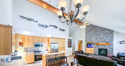 Sunriver Escape: Private Home by River Trails, SHARC, Village & Mt. Bachelor