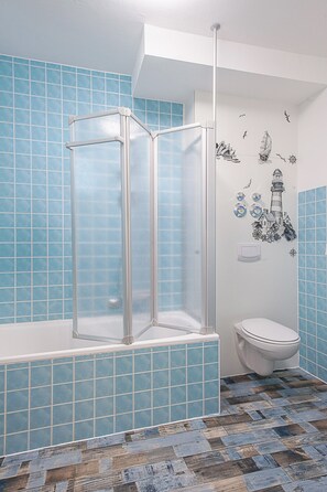 Combined shower/bathtub, hair dryer, towels, soap