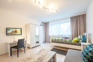 Een televisie, een dvd-speler, boeken en een filmbibliotheek