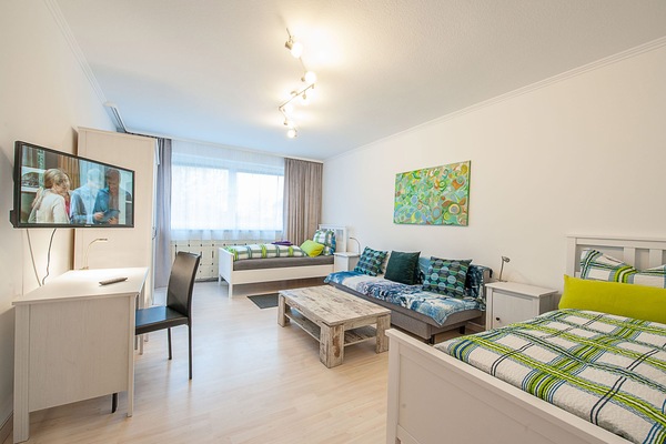 Schlafzimmer 1
2 Einzelbetten + Schlafcouch 1,40*2,00m + Zugang Balkon