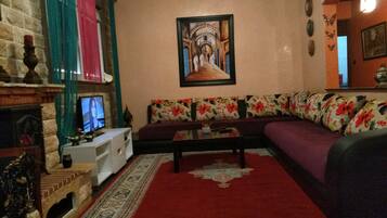 Télévision, cheminée, livres