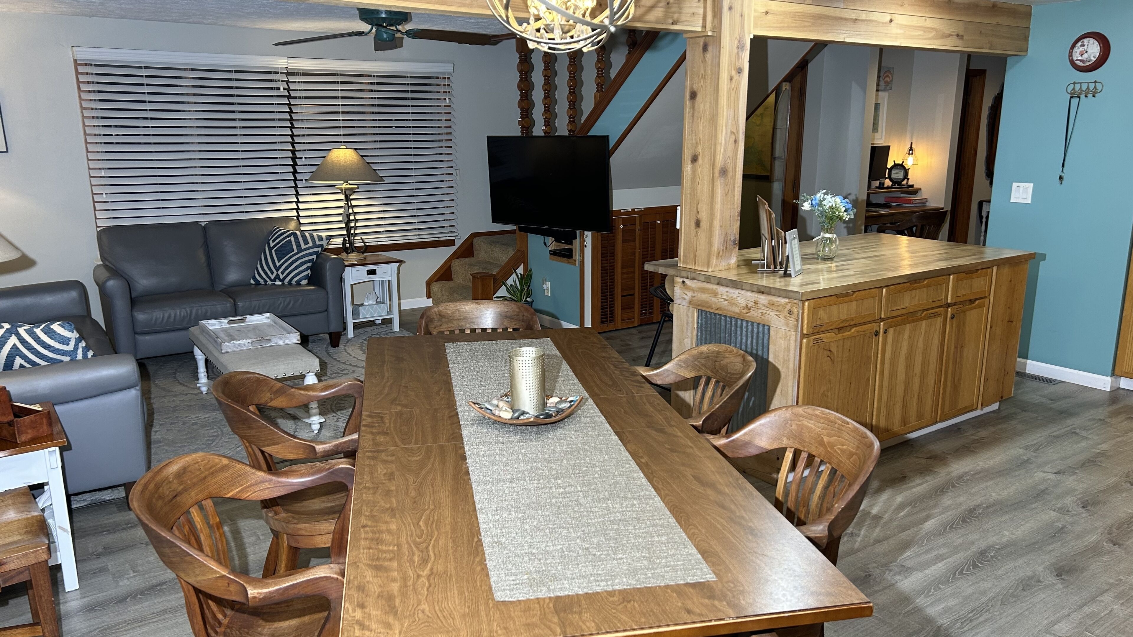 Un espace repas comprenant une table en bois, des chaises et un élément décoratif central.