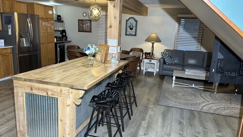 Steps to Lake Erie near Lakeside - Private Hot Tub, Seasonal Pool, Recreation