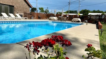 Utendørsbasseng og et oppvarmet basseng