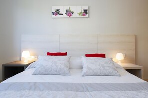 2 室のベッドルーム、アイロン / アイロン台、WiFi (無料)、ベッドシーツ