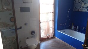 Amenidades de baño gratuitas, secadora de cabello, toallas