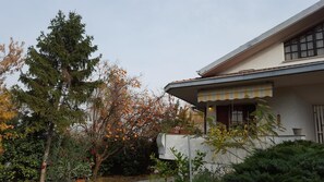 Vista frontal de la propiedad