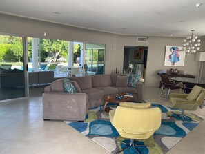 Televisión, chimenea, reproductor de DVD y estéreo 