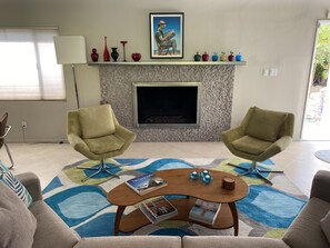 Televisión, chimenea, reproductor de DVD y estéreo 