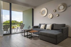 Televisión y oficina 