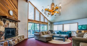 Televisión y chimenea