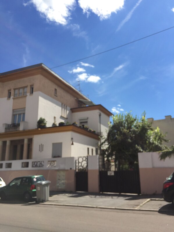 Un bâtiment moderne à deux étages, doté d’un toit plat et d’un balcon à l’étage supérieur.
