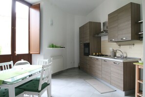Fridge, oven, stovetop, coffee/tea maker - AL 124 - House in the heart of Palermo (Palermo)