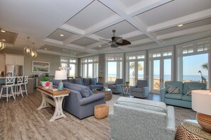 TV connectée, lecteur de DVD, baby-foot, table de tennis de table