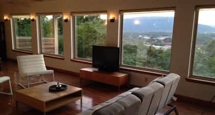 'City Overlook & Hideway' above downtown Chattanooga