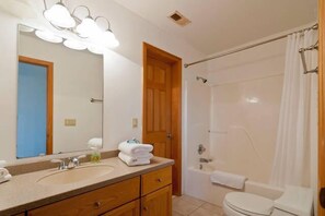 Chuveiro, secador de cabelo, toalhas de banho, sabonete