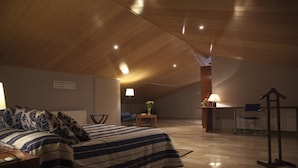Ein Schlafzimmer mit einem Bett, einem Schreibtisch und einem Stuhl.