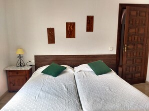 4 bedrooms, iron/ironing board, free WiFi