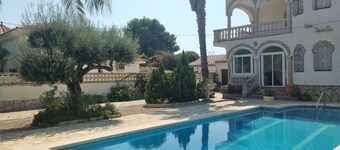Villa for 10 people, 1000m from the beach, private pool, WIFI air conditioning