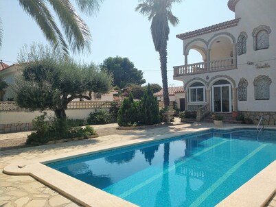 Villa for 10 people, 1000m from the beach, private pool, WIFI air conditioning