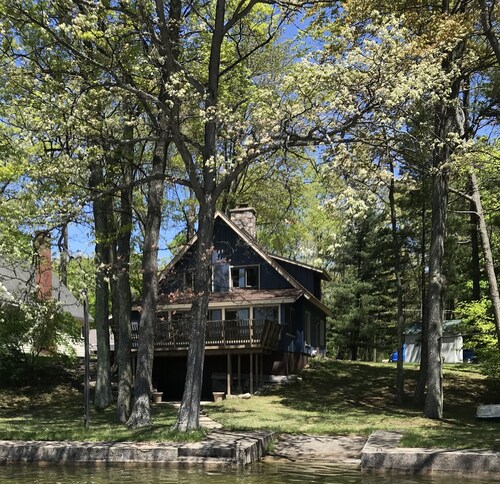Lovely lakefront log cabin on Eight Point Lake. Relax or have fun in the lake!
