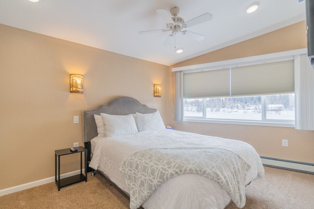 1 間睡房、書桌、熨斗/熨衫板、可攜式嬰兒床