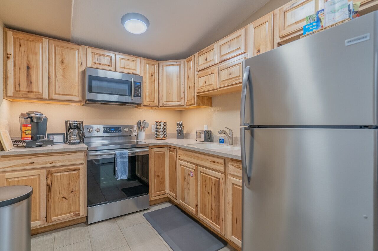 Kjøleskap, mikrobølgeovn, ovn og kokeplater