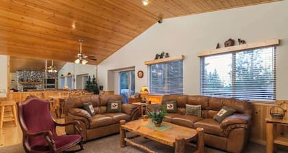 Walk to Village. Hike/Sled from Cabin. Spa! BBQ!