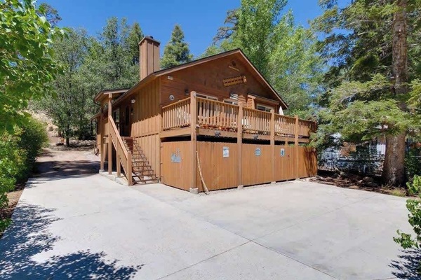 Beautiful Cherry Lane. Walk to Village. Hike from the Backyard.