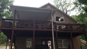A two-story building with a covered porch and a balcony. - Lakefront home near Mammoth Cave (Mammoth Cave)