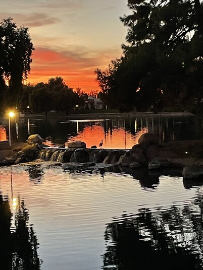 LAKEFRONT-BEAUTIFUL, PEACEFUL VIEWS-HEATED POOl & JACUZZI