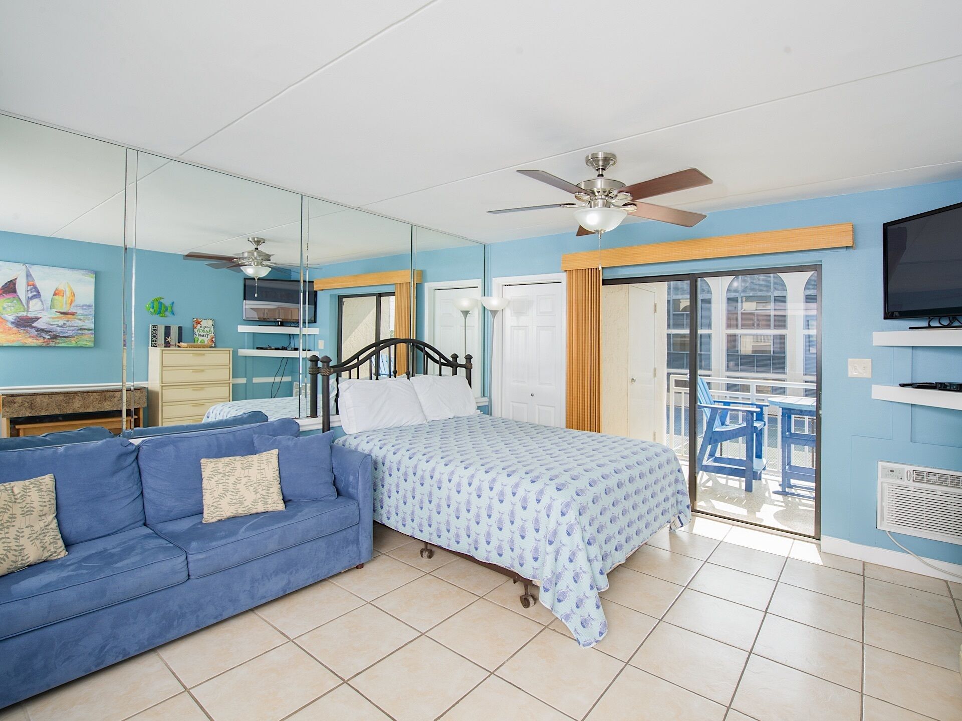 Tabla de planchar con plancha, wifi gratis y ropa de cama 