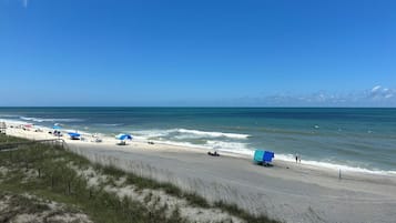 Aan het strand, ligstoelen aan het strand