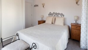 2 soverom, strykejern/-brett, reiseseng for barn og wi-fi