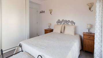 2 slaapkamers, een strijkplank/strijkijzer, reisbedje, wifi
