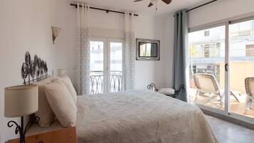 2 habitaciones, tabla de planchar con plancha, cuna de viaje y wifi