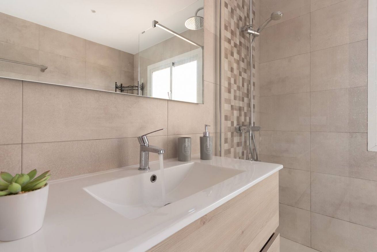 Een douche, een haardroger, handdoeken
