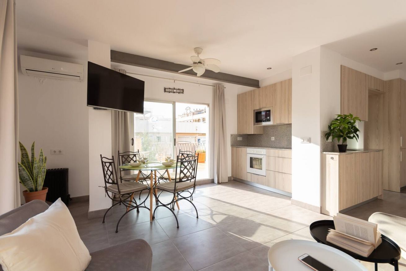 Un apartamento moderno con comedor, cocina y sala de estar.