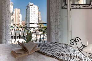 2 habitaciones, tabla de planchar con plancha, cuna de viaje y wifi 