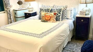 5 bedrooms, iron/ironing board, WiFi, bed sheets