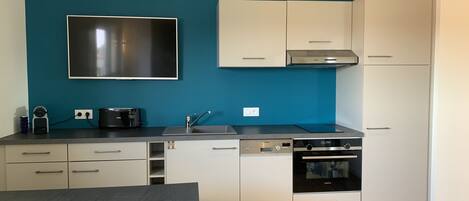 Kühlschrank, Mikrowelle, Ofen, Herdplatte