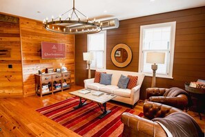 Lobby - Entire Luxury Mansion Suite in Downtown Charleston (Charleston)