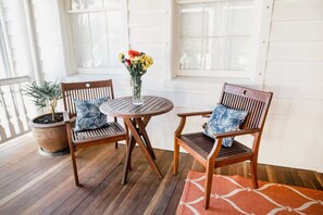 Outdoor dining - Entire Luxury Mansion Suite in Downtown Charleston (Charleston)